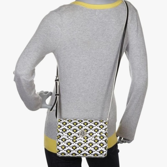 Vera Bradley Scallop Hipster crossbody bag purse Petal Paisley black yellow - Picture 2 of 11